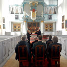 30. april: Kongen besøker den karakteristiske kirken på Røros, der han fikk informasjon om restaureringsarbeidet og Røros' kirkes historie (Foto: Sven Gj. Gjeruldsen, Det kongelige hoff)